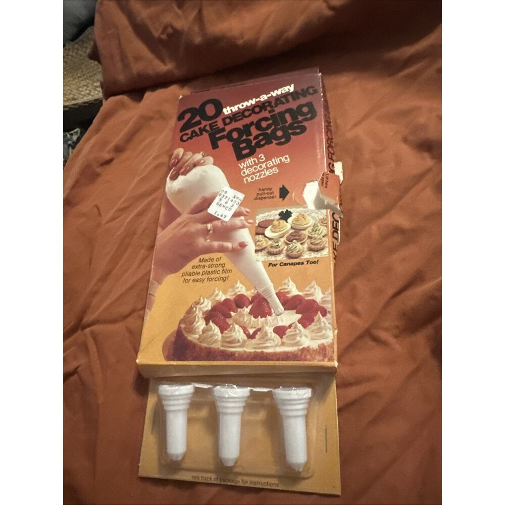 Cake Decorating Bags! 20 Vintage 1986 Forcing Bags with 3 Nozzles! Nice Item!